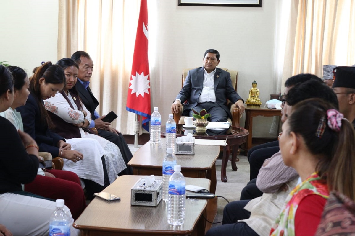 दोषीमाथि कारबाही र घाइतेको उपचार गर्ने गृहमन्त्री श्रेष्ठको प्रतिबद्धता